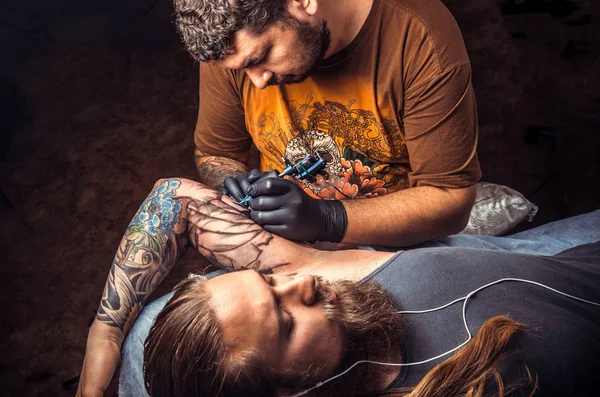 Professional Tattooist Posing Studio Professional Tattooer Makes Tattoo Pictures Tattoo — Stock Photo, Image