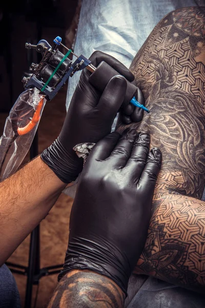 Especialista Tatuagem Fazendo Uma Tatuagem Estúdio Tatuagem Tatuagem Profissional Faz — Fotografia de Stock