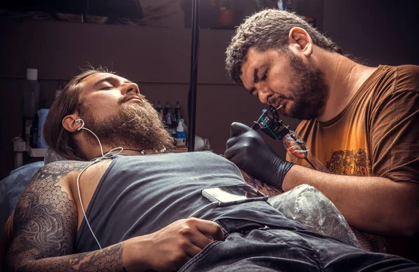 Tattooer Gör Tatuering Salon Master Arbetet Tatuerare — Stockfoto