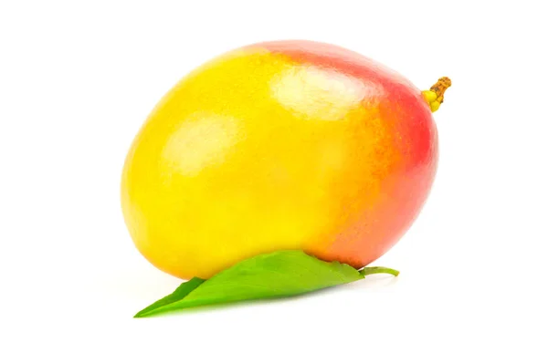 Rode mango geïsoleerd op een witte achtergrond knipsel — Stockfoto