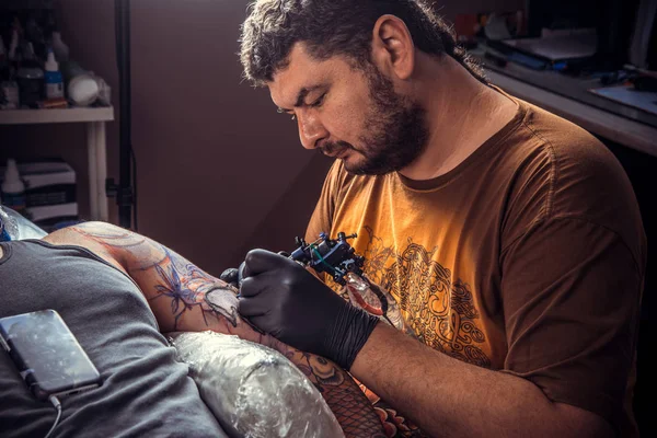 Tattooer Gör Tatuering Tattoo Parlour Professionell Tatuerare Jobbet Salong — Stockfoto