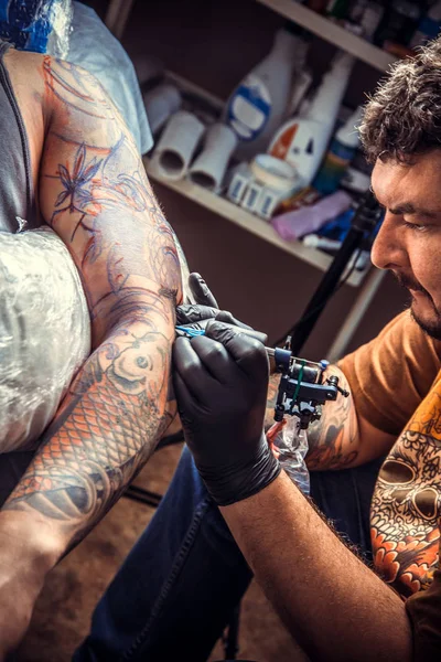 Professzionális Tetováló Művész Mutatja Folyamat Hogy Tetoválás Szalon Szakmai Tattooist — Stock Fotó