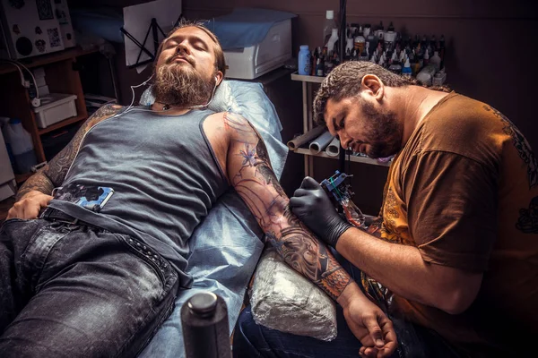 Professionell tatuerare gör tatuering bilder i studio — Stockfoto