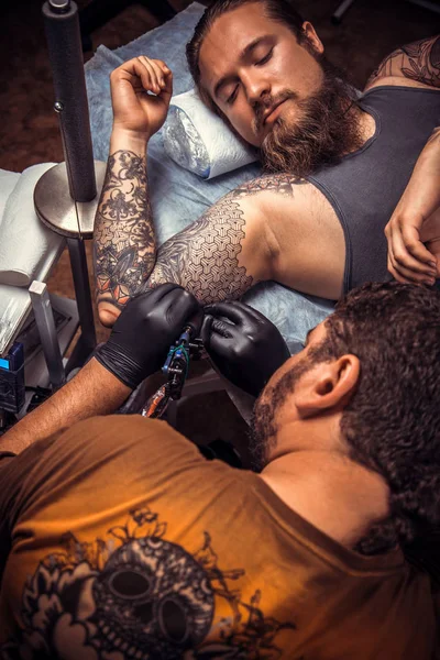 Professionele tatoeëerder maken een tatoeage in tattoo salon — Stockfoto