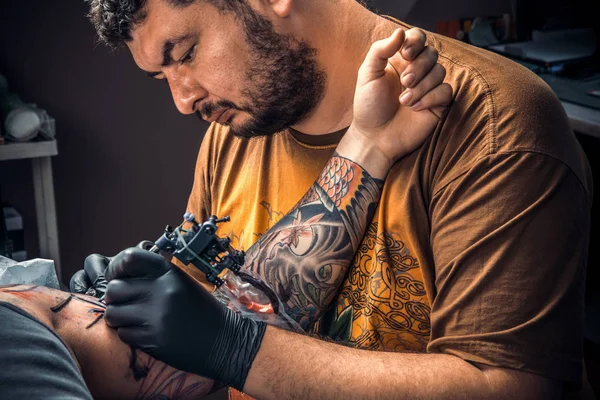 Майстер Татуювання Робить Татуювання Студії Татуювання Професійний Татуювач Робить Татуювання — стокове фото