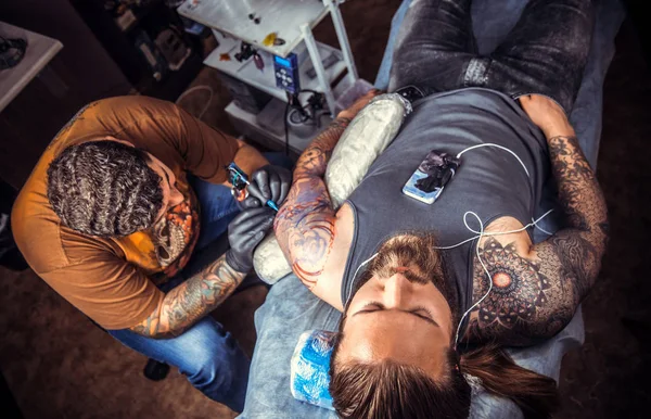 Tattoo Meester Maken Tattoo Tattoo Parlor Professionele Tatoeëerder Het Werk — Stockfoto