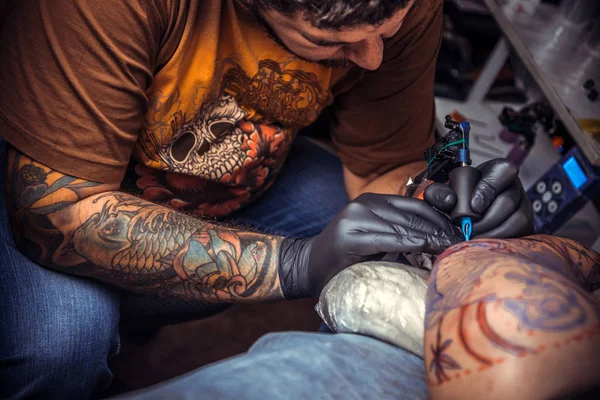 Profesjonalnych Tattooer Pokazuje Proces Powstawania Tatuaż Salonie Tatuażu Profesjonalne Tattooist — Zdjęcie stockowe