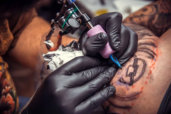 Professional Tattooist Working Tattooing Tattoo Studio Tattoo Specialist Doing Tattoo — Stock Photo, Image