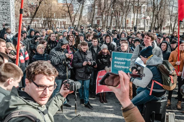 Penza, Ryssland - 26 mars 2017: Oppositionen möte. Medborgarna i Penza bara sitta inte tillbaka som deras land smular runt dem, de rally för förändring — Stockfoto