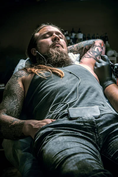 Tattooer doing tattoo in tattoo studio — Stock Photo, Image