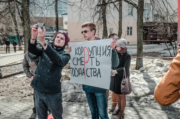 PENZA, RUSIA - 26 de marzo de 2017: Se orginizó una reunión masiva en Penza por la desaprobación del gobierno corrupto — Foto de Stock