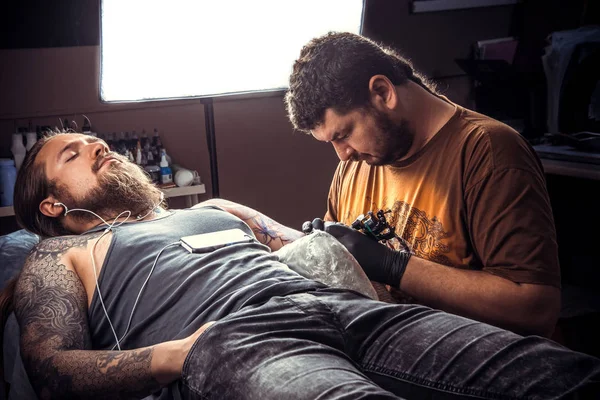 Szakmai tattooer mutatja a folyamat, hogy a tetoválás tattoo Studio — Stock Fotó