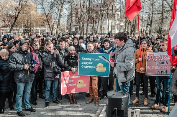 PENZA, RÚSSIA - 26 DE MARÇO DE 2017: O povo de Penza mostra suas verdadeiras cores enquanto se reúne para se opor a Dmitry Medvedev em favor de Alexei Navalny — Fotografia de Stock