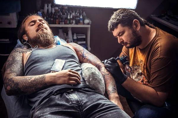 Master Showing Process Making Tattoo Tattoo Studio Professional Tattooist Makes — Stock Photo, Image