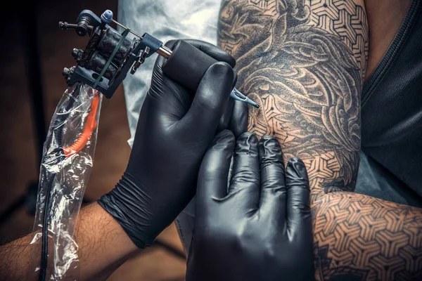 Professional tattooist making a tattoo in studio — Stock Photo, Image