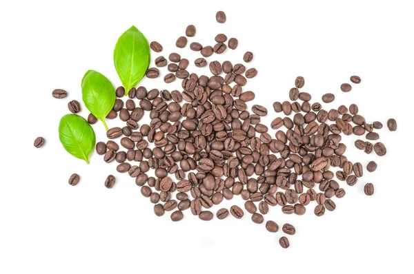 Pilha de grãos de café torrados isolados em um recorte de fundo branco — Fotografia de Stock