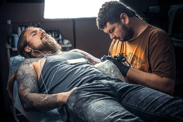 Szakmai Tattooist Működő Tetoválás Tetováló Szalon Professzionális Tattooist Munka Szalonban — Stock Fotó