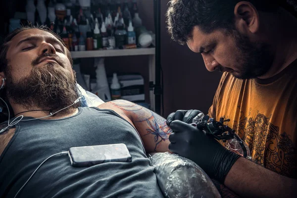 Professionell tatuerare arbetar i studion — Stockfoto
