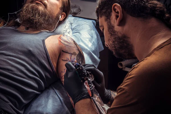 Профессиональный Татуировщик Показывает Процесс Создания Татуировки Тату Салоне Профессиональный Татуировщик — стоковое фото
