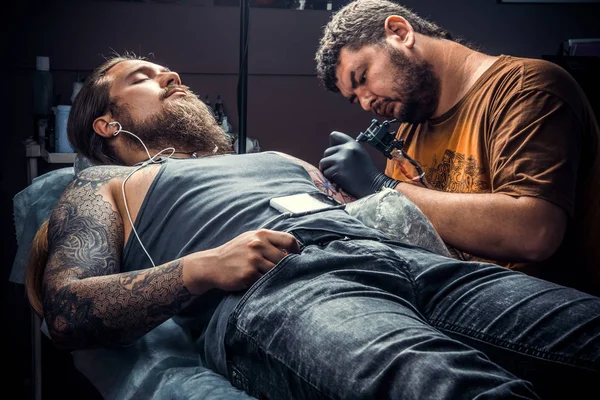 Munka Szakmai Tattooist Tattoo Studio Szakmai Tattooist Működik Stúdió — Stock Fotó