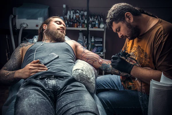 Спеціаліст Татуювання Робить Татуювання Салоні Татуювання Професійний Татуювач Робить Круте — стокове фото