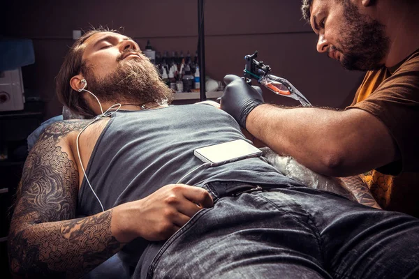 Tatuerare Skapa Tatuering Salon Professionell Tatuerare Gör Tatuering Tatuerare — Stockfoto