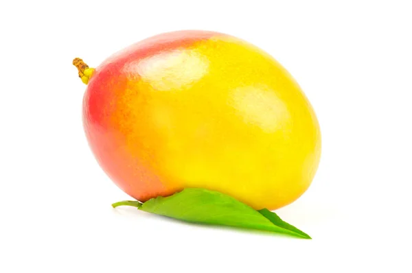 Червоний манго на білому тлі. Відсічний контур — стокове фото