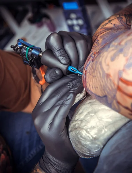 Mästaren gör tatuering bilder i studio — Stockfoto