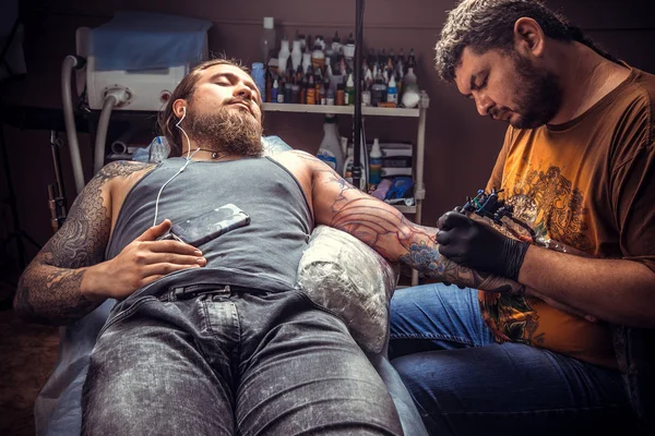 Tatuering master att göra en tatuering i tatuerare — Stockfoto