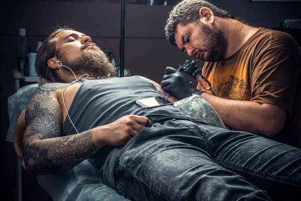 Професійний Татуїст Роботі Студії Татуювання Спеціаліст Позує Салоні Татуювання — стокове фото