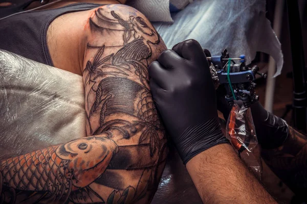 Tatuagem profissional posando em estúdio — Fotografia de Stock
