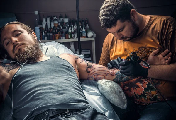 Tetoválás Specialist Munkahelyi Tetováló Szalon Szakmai Tattooist Tesz Tattoo Szalon — Stock Fotó