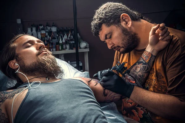 Tattooer Create Tattoo Tatoo Salon Professional Tattooer Makes Cool Tattoo — Stock Photo, Image