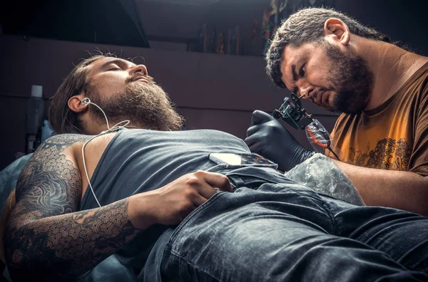 Professionell Tatuering Konstnär Arbetar Tatuera Tattoo Parlour Tatuering Specialist Verk — Stockfoto