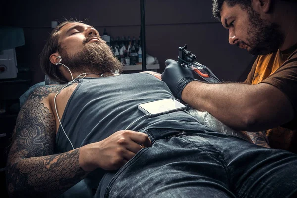 Татуїст Робить Татуювання Студії Татуювання Майстер Працює Татуювання Салоні Татуювання — стокове фото