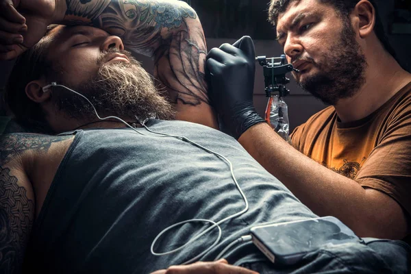 Profesyonel dövmeci dövme salonu. içinde poz / profesyonel tattooer gösterilen bir dövme tattoo studio yapım süreci.