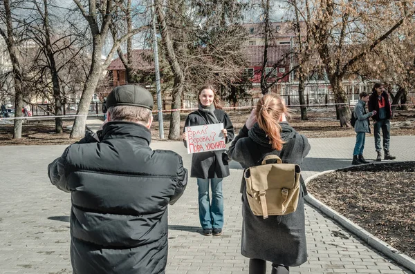 PENZA, RUSIA - 26 de marzo de 2017: Gente de todas las edades se reúne para protestar contra el gobierno deshonesto — Foto de Stock