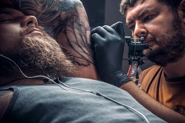 Επαγγελματική tattooer εργάζεται στο στούντιο τατουάζ — Φωτογραφία Αρχείου