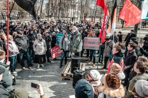 PENZA, RUSIA - 26 de marzo de 2017: Los ciudadanos de Penza han tenido suficiente con el largo reinado de Putins en el poder y se reúnen para incitar al cambio — Foto de Stock