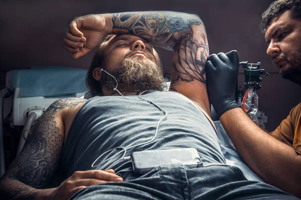 Tetoválás, tetováló szalon mester pózol — Stock Fotó