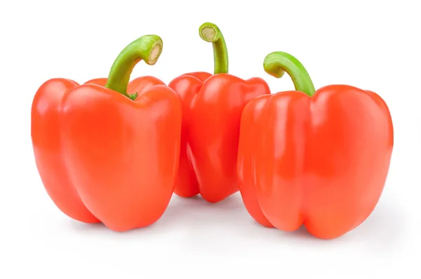 Três pimentas bulgarian doces vermelhas isoladas no recorte de fundo branco — Fotografia de Stock