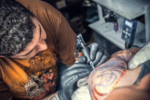 Szakmai Tattooer Pózol Tetoválás Szalon Tattoo Szakember Dolgozik Tetoválás Tattoo — Stock Fotó