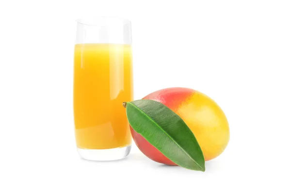 Rote Mango isoliert auf einem weißen Ausschnitt — Stockfoto