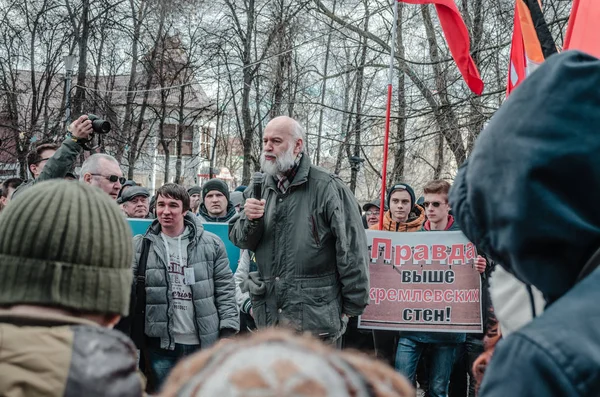 Penza, Rusland - 26 maart 2017: Protest tegen corruptie in Rusland. Mensen in Penza kwam tot een massa-bijeenkomst ter ondersteuning van Alexei Navalny — Stockfoto