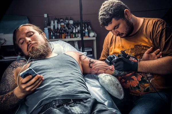 Especialista Tatuagem Fazendo Uma Tatuagem Estúdio Artista Profissional Tatuagem Faz — Fotografia de Stock
