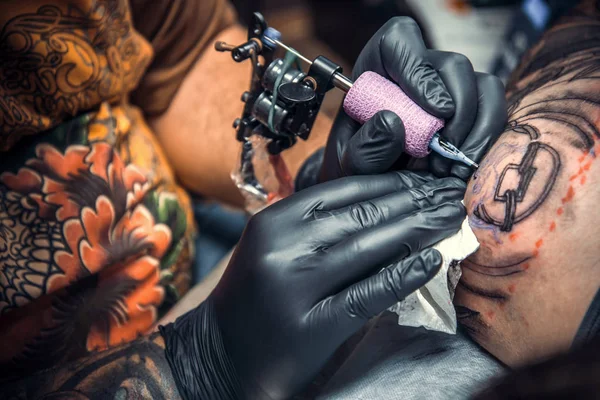 Tattoo master crea tatuaggi in studio tatuaggio — Foto Stock