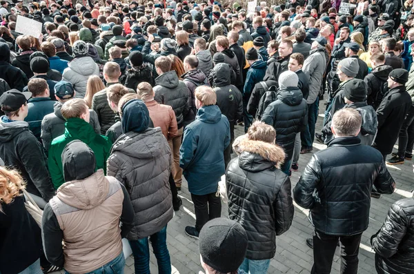 PENZA, RUSSIA - 26 MARZO 2017: Il popolo di Penza mostra i suoi veri colori mentre si riunisce per opporsi a Dmitry Medvedev a favore di Alexei Navalny — Foto Stock