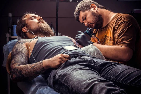 Tatuagem Profissional Fazendo Uma Tatuagem Salão Tatoo Tatuagem Profissional Funciona — Fotografia de Stock