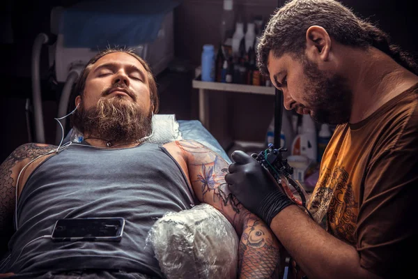 Tattoo kunstenaar maakt tattoo in studio — Stockfoto