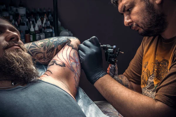Tatuagem faz imagens de tatuagem no estúdio de tatuagem — Fotografia de Stock